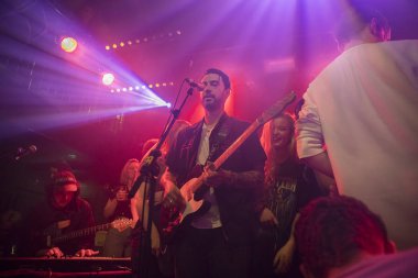 Amsterdam, Hollanda - 4 Ekim 2017: Amerikalı rock şarkıcısı Hanni El Khatib'in Bitterzoet Paradiso konseri