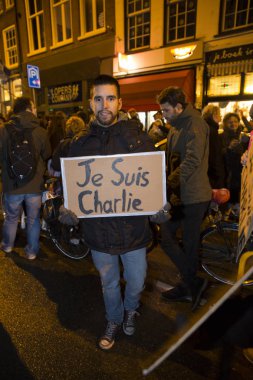 Amsterdam, Hollanda, 08 Ocak 2015: Paris'te Charlie Hebdo'ya yapılan saldırıyla dayanışma içinde şeytani bir yer, Fransa'da 07 Ocak