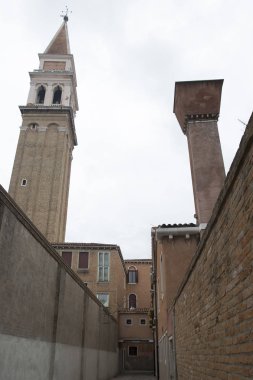 Venedik çan kulesinin dar bir ara sokağından ya da çan kulesinden ve tipik bacadan açılı görüş.