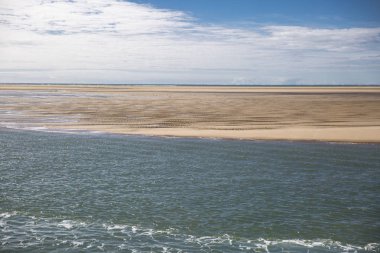 Deniz kıyısı manzarası, su, kumsal ve beyaz bulut, Royan, Fransa yakınlarında garonne halis