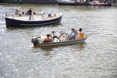 Amsterdam, Hollanda - 23 Temmuz 2016: Pembe Cumartesi kutlamaları sırasında Vondelpark'taki gösterilere ve etkinliklere katılan baba ve oğul 