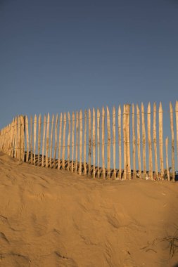 deniz kenarında kumul koruyan ahşap çit