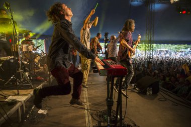 Amsterdam, Hollanda - 5 Temmuz 2015: Kolombiyalı grup La-33'ün konseri sırasında - Amsterdam Roots Open Air sırasında, Park Frankendael'de 05/07/2015 tarihinde kültürel festival düzenlendi