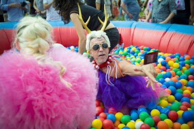 Amsterdam, Hollanda - 29 Temmuz 2017: Westerpark Milkshake Festivali'nde renkli bir top havuzunda eğlenen gençler