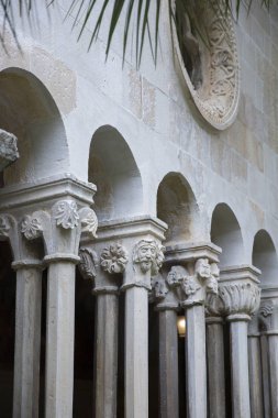 Hırvatistan'ın Dubrovnik kentindeki Dominik Manastırı'ndaki sütunların ayrıntıları
