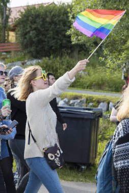 Traena, Norveç - 07 Temmuz 2017: Traenafestival sırasında Avrupa'nın en küçük eşcinsel Gururu'na katılan renkli bir grup insan, traena adasında müzik festivali gerçekleşiyor.