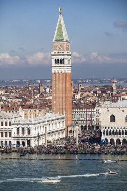 Venedik, İtalya - 10 Nisan 2016: Venedik tarihi, Piazza San Marco veya St. Mark Meydanı, Campanile ve Ducale veya Doge Sarayı 'nın havadan görünüşü. İtalya, Avrupa.