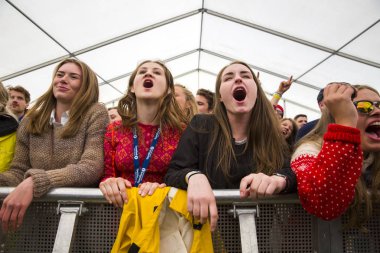 Traena, Norveç - 08 Temmuz 2016: Norveçli Pop grubunun Traenafestival'deki konserinde seyirciler tezahürat yapıyor, küçük Traena adasında müzik festivali gerçekleşiyor
