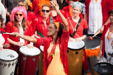 Amsterdam, Hollanda, 30 Nisan 2014: resmi ulusal bayram Kral günü kutlaması - Koningsdag - Kral Willem'in doğum gününü kutlamak için her yıl 30 Nisan'da tüm ülkede düzenlendi