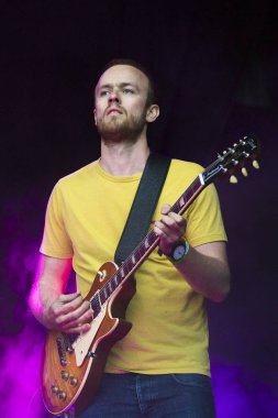 Traena, Norveç - 6 Temmuz 2017: Norveçli reggae ska grubu Queduhska'nın Traenafestival'de konseri, traena adasında müzik festivali gerçekleşiyor