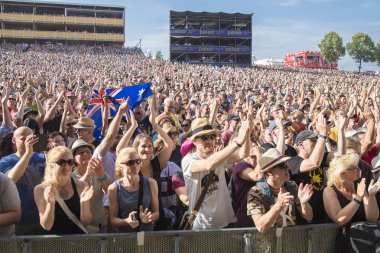 Nyon, İsviçre - 19 Temmuz 2017: Avustralyalı rock grubu Midnight Oil'in Paleo Festivali konserinde seyirci, hayran kitlesi