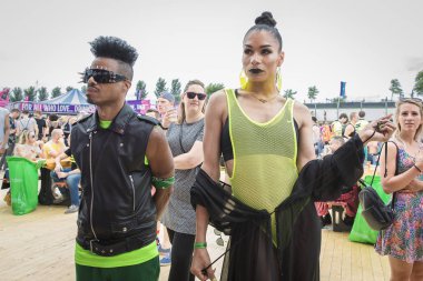 Amsterdam, Hollanda - 29 Temmuz 2017: Sanatçı kostümünü hazır hazır westerpark Milkshake Festivali'nde başlamak için performace gösterisi bekliyor