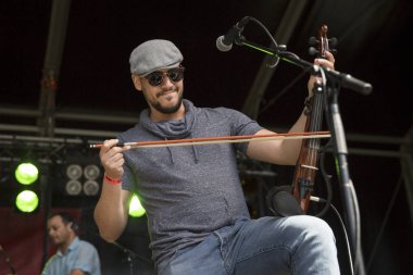 Amsterdam, Hollanda - 3 Temmuz 2016: Alternatif Cezayirli grup Djmawi Africa'nın Amsterdam Roots Open Air konseri, Oosterpark'ta düzenlenen ücretsiz halk kültür festivali