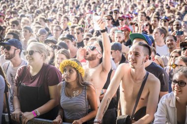 Nyon, İsviçre - 20 Temmuz 2017: Fransız ska grubu Tryo'nun Paleo Festivali konserinde tezahürat yapacak hayran kalabalığı