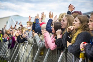 Traena, Norveç - 07 Temmuz 2016: İskoç şarkıcı C Duncan'ın Traenafestival'deki konserinde seyirciler tezahürat yapıyor, traena adasında müzik festivali gerçekleşiyor