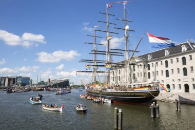 Amsterdam, Hollanda - 06 Ağustos 2016: 3 mast yelkenli Clipper Stad Amsterdam önünde Denizcilik Müzesi Scheepvaartmuseum, yıllık olay Gay Pride Parade katılıyor, Euro Pride 2016