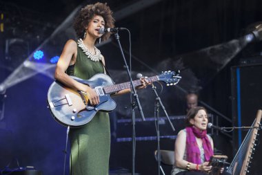 Amsterdam, Hollanda - 3 Temmuz 2016: Dünya müziği Namibyalı grup Shishani ve Namibya Masalları Amsterdam Roots Open Air konseri, Oosterpark'ta düzenlenen ücretsiz erişim kültür festivali
