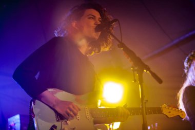 Traena, Norveç - 10 Temmuz 2015: Norveçli halk sanatçısı Fay Wildhagen'in Traenafestival'deki konseri, küçük Traena adasında müzik festivali