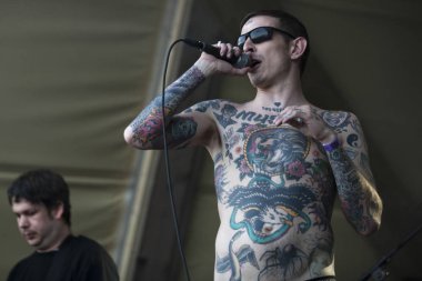 Traena, Norveç - 07 Temmuz 2016: Norveçli punk rock grubu Viagra Boys'un Traenafestival'deki konseri, traena adasında müzik festivali gerçekleşiyor