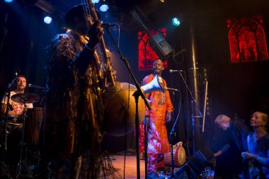 Amsterdam, Hollanda - 17 Şubat 2016: Paradiso Bitterzoet konser salonunda Mali Bko Quintet'ten Afrikalı grubun konseri.