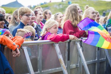 Traena, Norveç - 7 Temmuz 2017: Norveçli eşcinsel korosu Oslo Fagittkor'un Traenafestival'deki konseri sırasında duygu dolu tezahüratlar, küçük Traena adasında düzenlenen müzik festivali