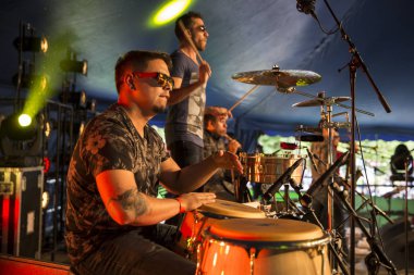 Amsterdam, Hollanda - 5 Temmuz 2015: Kolombiyalı grup La-33'ün konseri sırasında - Amsterdam Roots Open Air sırasında, Park Frankendael'de 05/07/2015 tarihinde kültürel festival düzenlendi
