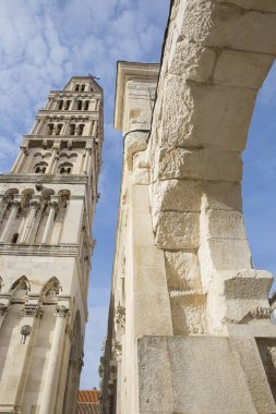 Bir Roma kemerli Saint Domnius Katedrali Çan Kulesi, Split Hırvatistan.