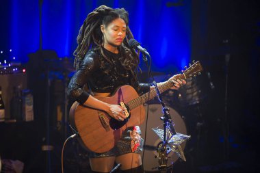 Utrecht, Hollanda - 1 Mayıs 2017: Amerikalı şarkıcı, söz yazarı ve multi-enstrümentalist Valerie June'un Utrecht'teki Tivoli Vredenburg konseri