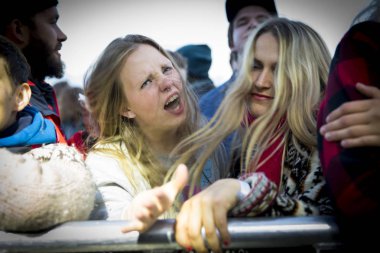 Traena, Norveç - 07 Temmuz 2016: Norveçli punk rock grubu Viagra Boys'un Traenafestival'deki konserinde seyirciler tezahürat yapıyor, traena adasında müzik festivali gerçekleşiyor