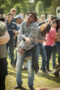 Amsterdam, Hollanda - 3 Temmuz 2016: Alternatif Cezayirli grup Djmawi Africa'nın Amsterdam Roots Open Air konseri sırasında dans eden adam, Oosterpark'ta düzenlenen ücretsiz halk kültür festivali