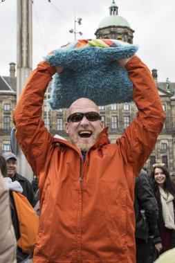 Amsterdam, Hollanda, Noord Holland - Cumartesi, Nisan 4 2015 - Dünyanın çeşitli şehirlerinde düzenlenen uluslararası yastık mücadele günü kapsamında Dam Meydanı'nda Yastık Fight