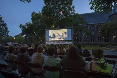 Amsterdam, Hollanda - 11 Ağustos 2018: 11-25/08/2018 tarihleri arasında düzenlenen Dünya Sineması Amsterdam'da De Troppen bahçesinde Kübalı sergio ve Serguei'nin açık hava gösterimi