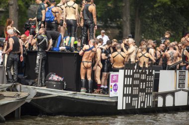 Amsterdam, Hollanda - 1 Ağustos 2015: Katılımcıların korunması insan hakları ve sivil eşitlik - Prinsengracht, Amsterdam Eşcinsel gurur geçit için yıllık olay