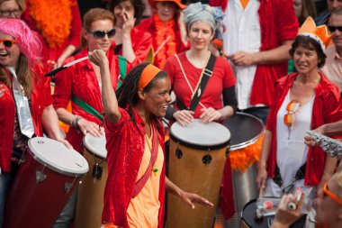 Amsterdam, Hollanda, 30 Nisan 2014: resmi ulusal bayram Kral günü kutlaması - Koningsdag - Kral Willem'in doğum gününü kutlamak için her yıl 30 Nisan'da tüm ülkede düzenlendi