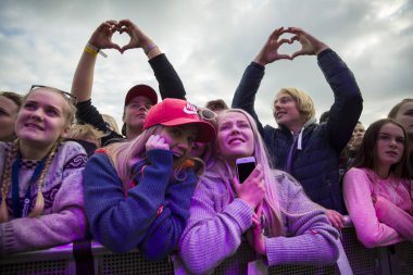 Traena, Norveç - 07 Temmuz 2016: Norveçli şarkıcı Astrid S'nin Traenafestivalen'deki konserinde tezahürat lar, küçük Traena adasında düzenlenen müzik festivali