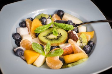 Beyaz kasede lezzetli meyve salatası