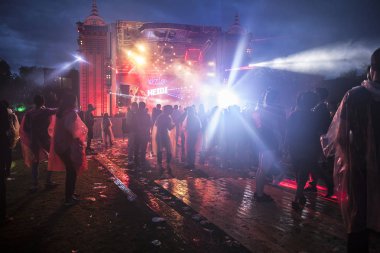 Amsterdam, Hollanda - 29 Temmuz 2017: Westerpark Milkshake Festivali'nde yağmur altında parti ve dans eden insanlarla gece festivalgörünümü
