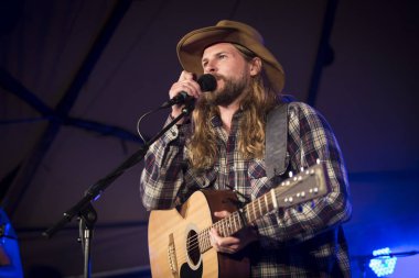 Traena, Norveç - 10 Temmuz 2014: Berlin Mighty Oaks'tan indie-folk grubunun Traenafestival'deki konseri sırasında, traena adasında müzik festivali gerçekleşiyor