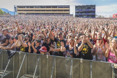 Nyon, İsviçre - 19 Temmuz 2017: Avustralyalı rock grubu Midnight Oil'in Paleo Festivali konserinde seyirci, hayran kitlesi