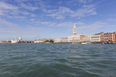 Saint Mark Meydanı veya San Marco Meydanı, Doges Sarayı veya San Giorgio Adası, İtalya 'dan Palazzo Ducale ve Campanile manzarası