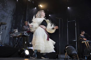 Traena, Norveç - 7 Temmuz 2017: Norveçli pop şarkıcısı-söz yazarı Aurora'nın Traenafestival'deki konseri, küçük Traena adasında müzik festivali
