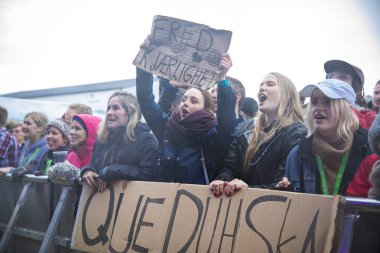 raena, Norveç - 6 Temmuz 2017: Norveçli reggae ska grubu Queduhska'nın Traenafestival'deki konserinde seyirciler tezahürat yapıyor, traena adasında müzik festivali gerçekleşiyor
