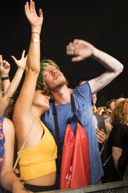 Nyon, İsviçre - 19 Temmuz 2017: Kanadalı rock grubu Arcade Fire'ın Paleo Festivali konserinde tezahürat ve dans dinleyicileri