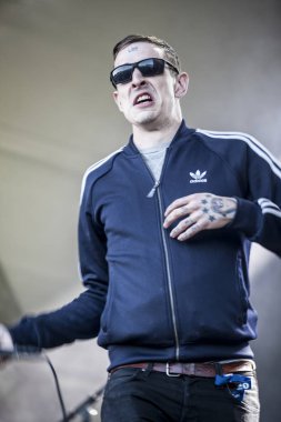 Traena, Norveç - 07 Temmuz 2016: Norveçli punk rock grubu Viagra Boys'un Traenafestival'deki konseri, traena adasında müzik festivali gerçekleşiyor