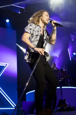 Nyon, İsviçre - 19 Temmuz 2017: Fransız pop şarkıcısı Julien Dore'un Paleo Festivali'ndeki konseri