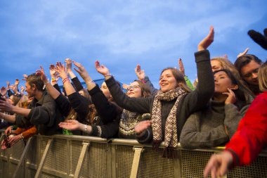 Traena, Norveç - 08 Temmuz 2016: Norveçli folk ve rock grubu Violet Road'un Traenafestival'deki konserinde seyirciler tezahürat yapıyor, Norveç'in küçük Traena adasında müzik festivali düzenleniyor