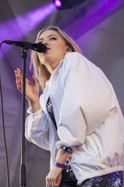 Traena, Norveç - 07 Temmuz 2016: Norveçli şarkıcı Astrid S'nin Traenafestival'deki konseri, küçük Traena adasında müzik festivali