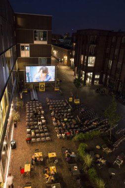 Amsterdam, Hollanda - 21 Ağustos 2015: 14-23/08/2015 tarihleri arasında düzenlenen Dünya Sineması Amsterdam festivali sırasında Q Factory'de Kolombiyalı todos se van filminin açık hava gösterimi