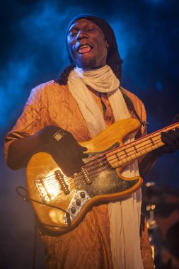 Traena, Norveç - 10 Temmuz 2015: Rock blues dünya müziği Nigerien Tuareg sanatçısı Omara 