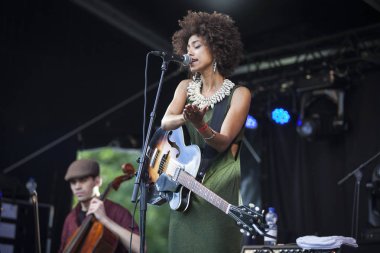 Amsterdam, Hollanda - 3 Temmuz 2016: Dünya müziği Namibyalı grup Shishani ve Namibya Masalları Amsterdam Roots Open Air konseri, Oosterpark'ta düzenlenen ücretsiz erişim kültür festivali